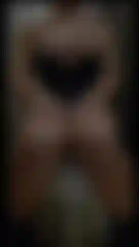 Travailler avec des vêtements serrés m'excite vraiment, parfois j'ai hâte de rentrer à la maison pour donner un peu d'amour à ma bite.