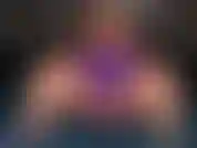 Frottant de l'huile de noix de coco sur mes seins remplis de lait et massant l'huile de noix de coco et mon lait maternel sur la peau de mes seins !