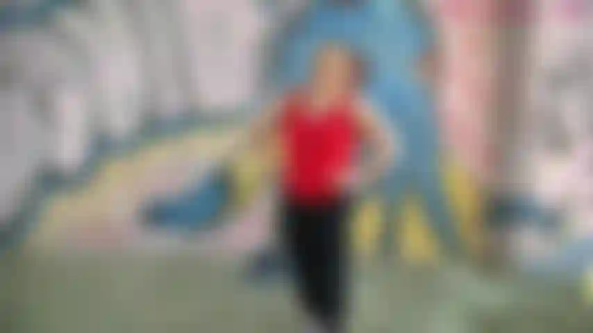 Joue avec ma chatte en public - toutes ces commandes d'abri covid 19 me rendent folle ! Alors regarde-moi jouer avec ma petite chatte humide alors qu'elle est assise sur le bord d'un chemin public !