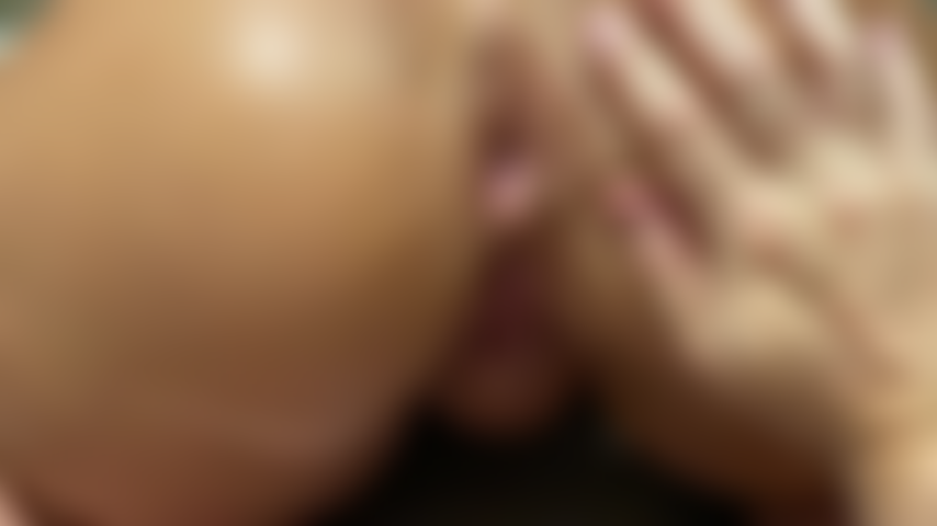 Après une nuit de plaisir avec des amis, je rentre à la maison et mon beau-fils se faufile dans ma chambre et me doigte les trous.