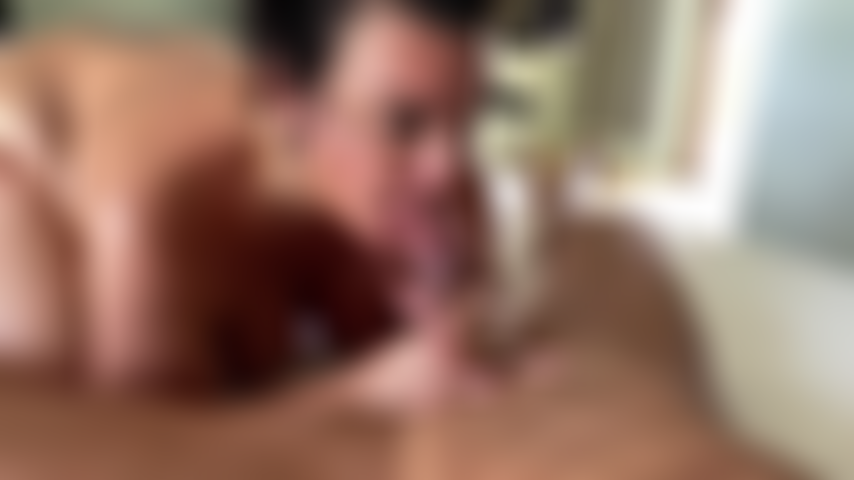 Vidéo avec un gars que nous avons rencontré à la piscine en vacances. Il ne pouvait pas me quitter des yeux, et la bosse dans son maillot de bain m'a fait mouiller.