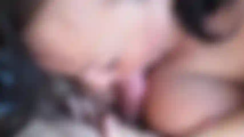 Je suce la bite de l'ami de mon mari. Il est passé et j'ai remarqué la bosse dans son pantalon. Je n'ai pas pu résister !