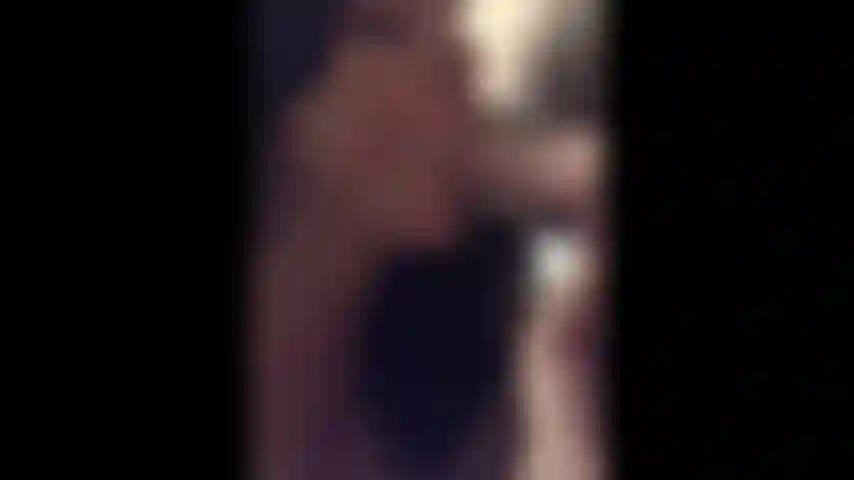 Un jour, j'étais devant une webcam et j'étais tellement excitée que j'avais envie de me faire baiser. Heureusement que mon mari m'a aidée !