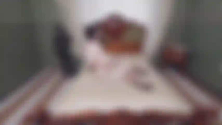 Masturbation en pantalon satiné.