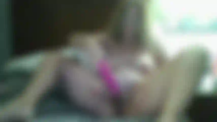 Anal avec jouet et doigt dans le trou du cul.