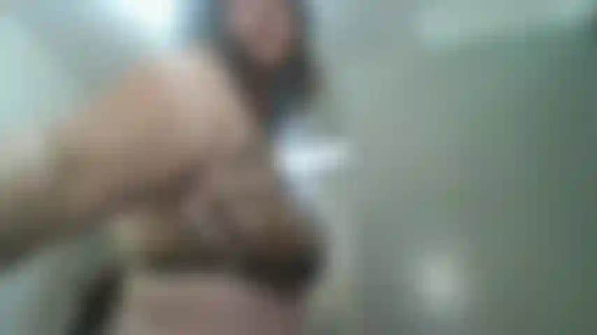 Douche chaude entièrement nue.