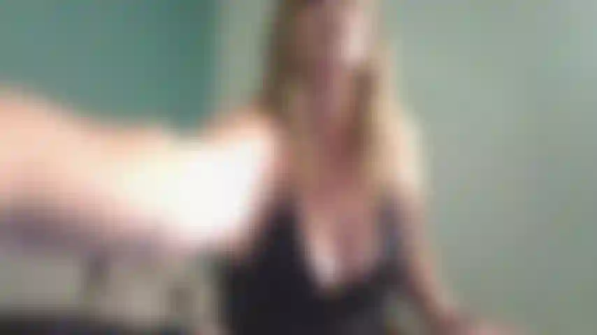 Jeu de chatte nue et sexy.