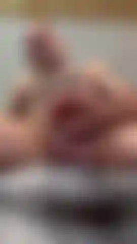 Reste à genoux avec la bouche grande ouverte.