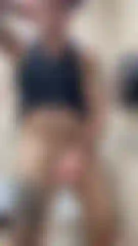 Toilettes publiques, presque surpris en train de se branler.