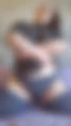 Déverrouillez pour voir : je me déshabille jusqu'aux bas de cuisse, je taquine, j'edge, ma chatte serrée étirée, je bave sur mon corps pendant qu'on me baise la gorge, double pénétration, wand, dirty talk, mes fesses qui rebondissent, orgasmes multiples, overstimulation & une petite salope qui se tortille 😈 tellement fort que ma caméra s'est perdue 🤣.