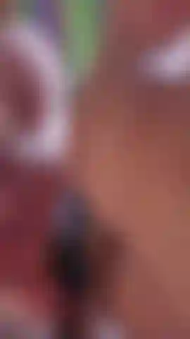 En jouissant avec mes orteils fraîchement vernis dans ton visage, regarde ma chatte trembler 😋.