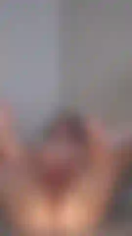 Je goûte ma propre chatte et je frotte mon clitoris mouillé jusqu'à plusieurs orgasmes, voir mes posts pour le set complet de la petite chatte exxxtra coquine 😈.