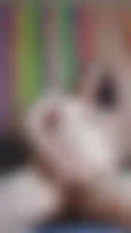 Commencée à genoux, mais succombant rapidement au plaisir de ma baguette directement contre mon clitoris hypersensible après l'orgasme. Quelques dirty talks inclus, ainsi que l'exposition de ma chatte serrée écartée jusqu'à ce que je tremble trop fort, mais j'arrache encore quelques orgasmes supplémentaires par surstimulation 😈 🔥.