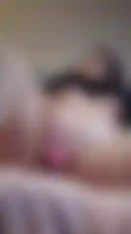 Hehe déverrouillez pour me voir jouer avec mes seins, mais aussi me tortiller et gémir jusqu'à ce que je jouisse encore et encore sous mon nouveau suceur de clitoris. 😜.