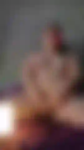 Entravée, en train de m'étouffer et de baver sur une bite, tout le long de mon corps pendant que je joue avec ma chatte.