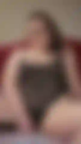 Déverrouillez pour me voir être une petite salope coquine en train de taquiner et d'amener mon clitoris désespérément mouillé au bord de l'orgasme avec mes doigts puis avec mon puissant wand.