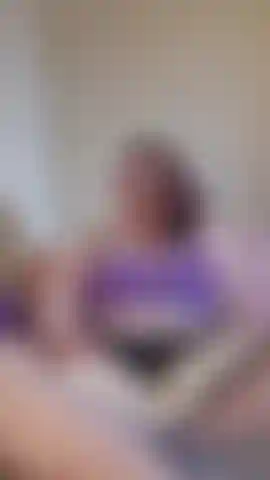 Salope lisant de la pornographie, en période d'ovulation et ayant du mal à se concentrer. Déverrouillez pour voir plus de 10 minutes d'orgasmes multiples, de striptease, d'utilisation du wand, de moi étant une salope flexible et de stimulation excessive.