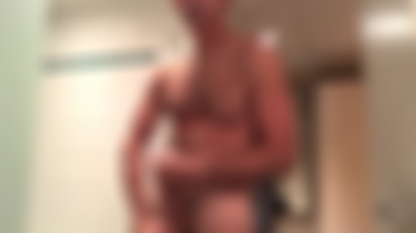 Excité dans la salle de bain de l'hôtel.