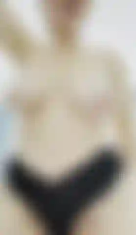 Mes seins rebondissent dans une culotte en dentelle.