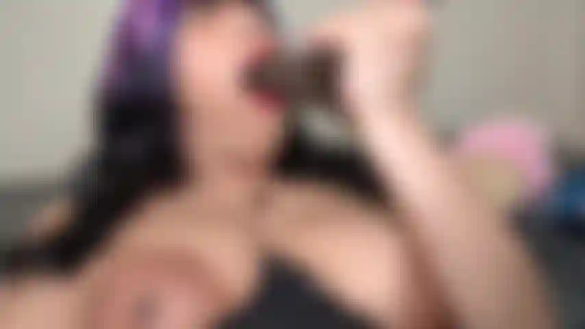 Crèmes de milf gothiques percées et éjacule sur une grosse bite noire! Je gorge profondément et bâillonne sur votre bbc de 8 pouces avant de me bourrer et de faire un énorme gâchis! Je m'assure de le remettre dans ma gorge, en léchant jusqu'au dernier morceau de crème sur ta bite quand j'ai fini !