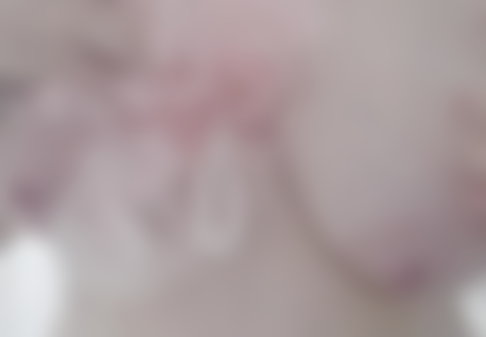 Je me lave les seins sous la douche.