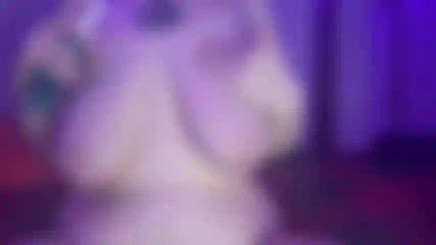 Vidéo de seins huilés et de baise entre les seins <3 6 mins.