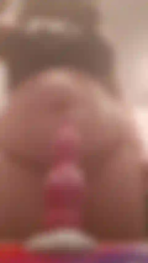 Je chevauche un gode avec mon plug de queue.