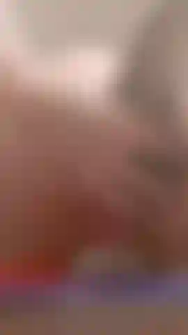 Je chevauche mon jouet préféré avec ma queue.