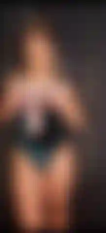 J'huile les seins et le cul.