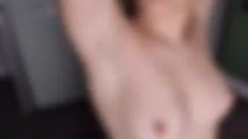 Fétichisme : reniflement/léchage des aisselles.