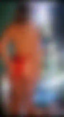 Je donne une fessée devant le sapin de noël.