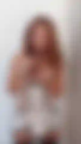 Tenue en satin et baise avec un gode de 9 pouces.