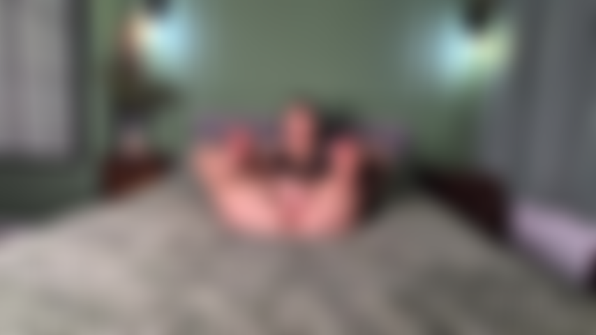 Des bas résille, j'adore les pieds et je joue avec la chatte jusqu'à ce que je jouisse.