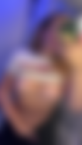 Je deviens coquine dans les toilettes de l'avion.