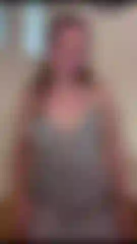 Qui huile les seins.