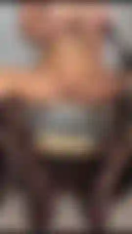 Fessée avec un fouet.