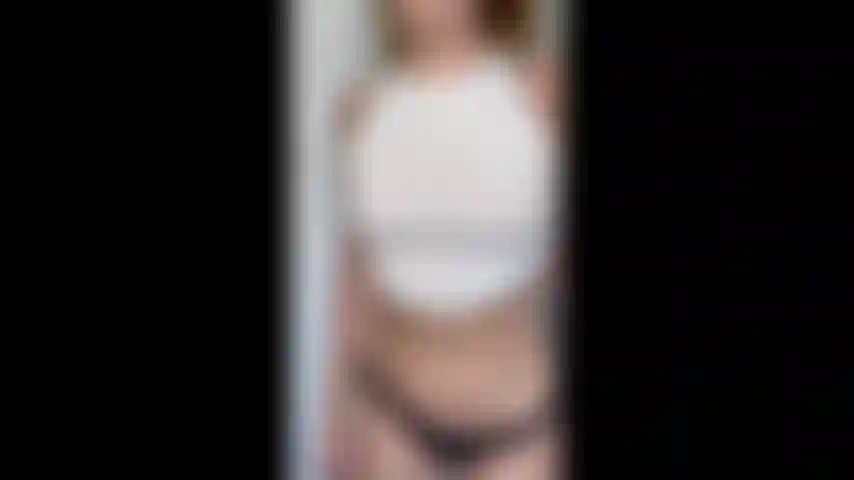 Je change de haut pour voir mes tétons raides.