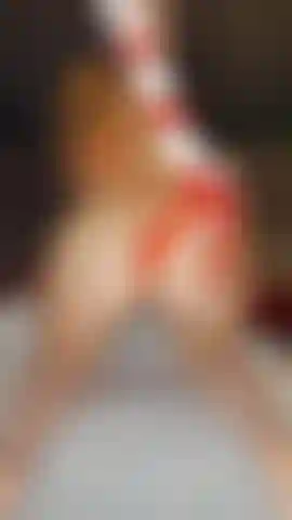 Une fessée lente avec une canne en bonbon !