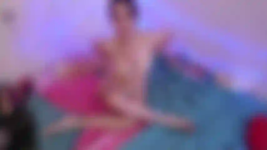 Je baise mon cul, je caresse et suce ma bite et je jouis bien.