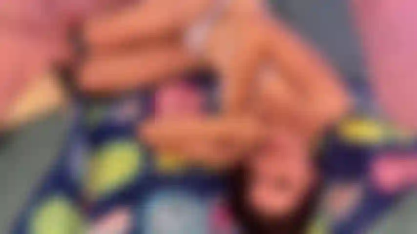 Une auto-sucation rapide et profonde et du sperme sur le visage (angle élevé).