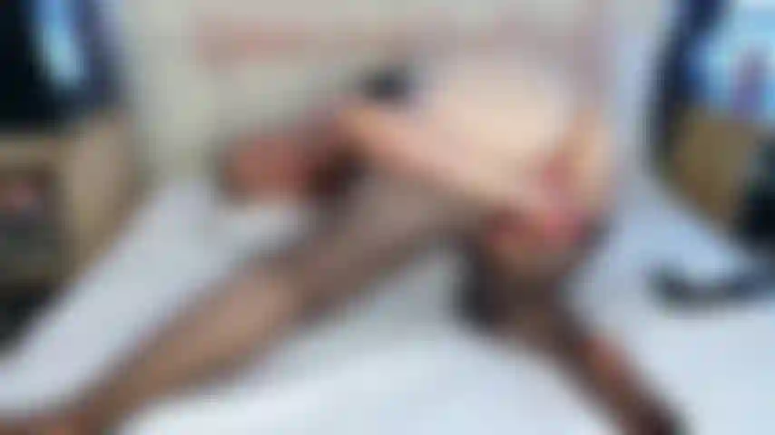 Jeu de gode 🥵 ma vidéo la plus explicite à ce jour, plus de 10 scènes différentes de baise avec des godes montées en accéléré dans une seule compilation. Regardez-moi écarter ma jolie chatte rose bien large avec mon gode de 18 cm dans toutes les positions que vous pouvez imaginer. Comprend également des talons immenses, des collants déchirés, un gros plan sur les pieds et plusieurs orgasmes. Dites-moi quelle partie est votre préférée - la mienne est celle avec le soutien-gorge rose où mes seins rebondissent en cowgirl 🤭.