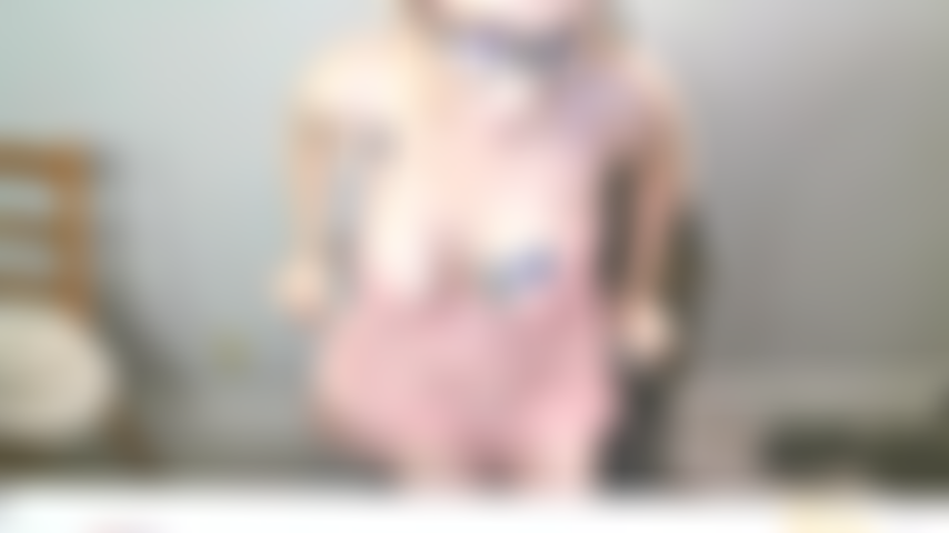 Je montre mon trou du cul et je parle salement pour le remplir.