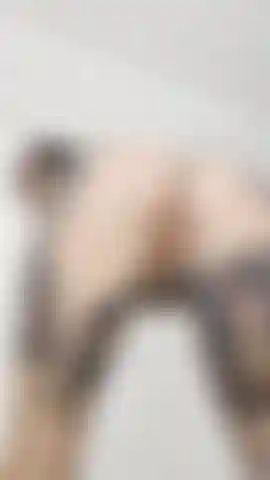 Accroupie nue avec une caméra en dessous. Pov super sexy.