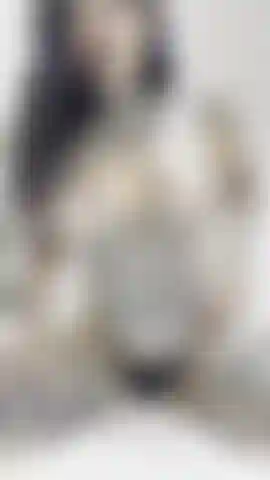 Des seins huilés et rebondissants.