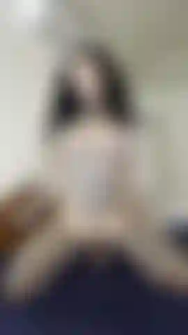 Je chevauche par devant un gros gode de 20 cm. Regardez mes gros seins refaits rebondir pendant que ma chatte mouillée serre ce gros cock.