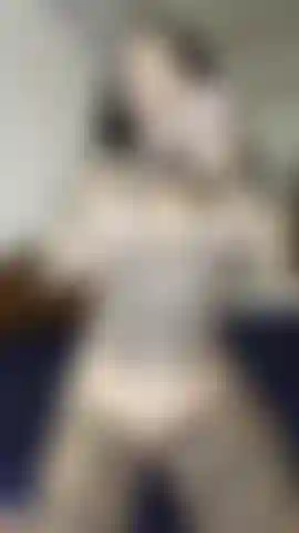 Branlette de seins huilés avec un gros gode de 20 cm.