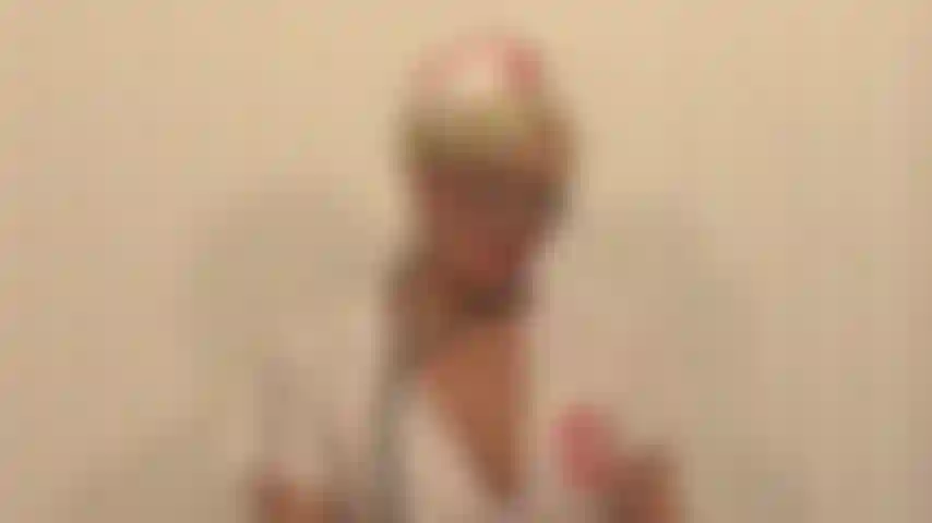 Dis à l'infirmière, c'est un moment avec dd white qui taquine au début en se déshabillant et en jouant avec un gode pour t'aider à te sentir mieux.