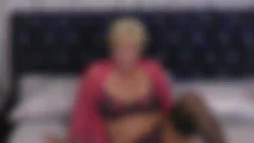 Je joue avec toi - jeu de chatte avec un gode blanc.