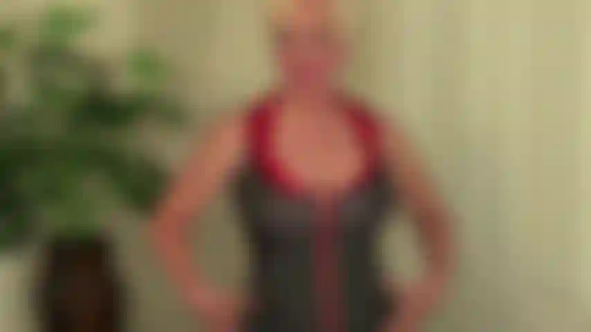 Striptease en robe de baseball, puis jeu de gode et éjaculation, paroles cochonnes.