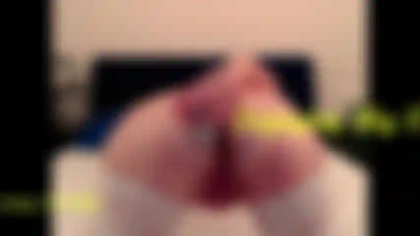 J'apprécie mon plug anal, je te parle tout en te montrant que j'aime me faire baiser deux fois. J'insère un plug anal puis un gode blanc dans ma chatte humide.